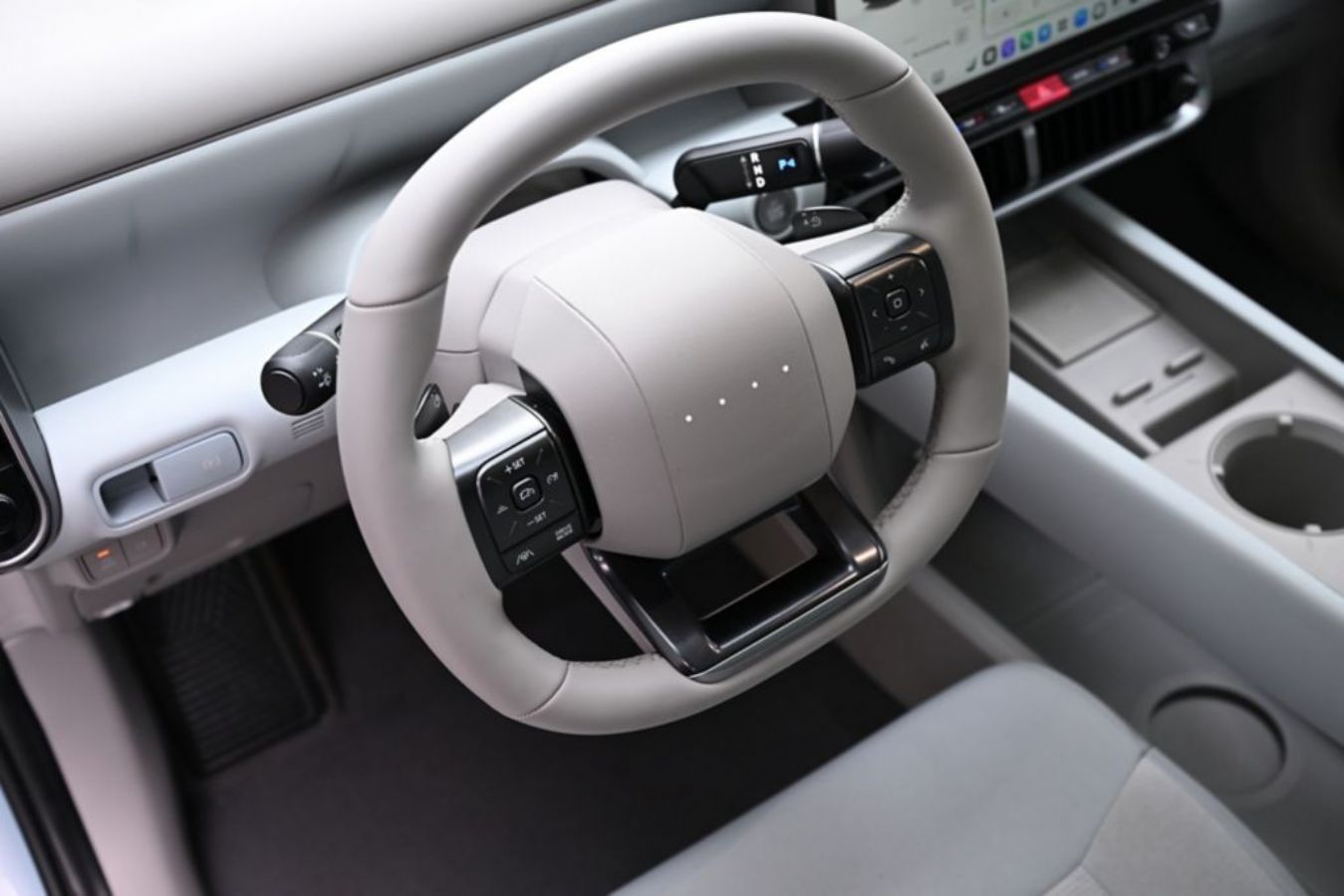 Hyundai Ioniq 3: Νέες εικόνες αποκαλύπτουν το στάνταρ μοντέλο!